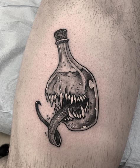 Sebastian Mazuera on Instagram: “Mimic Bottle variant for Benjamin!  New D&D flash in my highlights, arms n legs are at a flat rate ⚔️⛓ #necromogarip #dungeonsanddragons…” Dnd Flash Tattoo, Mimic Tattoo Dnd, Mindflayer Tattoo, Mimic Tattoo, Monster Arm, Mimic Monster, Beholder Tattoo, Dnd Monster Tattoo, Mimic Dnd