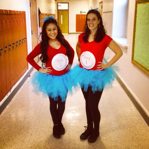 Thing one and thing two #readacrossamerica Halloween Costume Group, 3 People Costumes, Easy College Halloween Costumes, Best Group Halloween Costumes, Twin Halloween, Twin Halloween Costumes, Teen Halloween, New Halloween Costumes, Best Friend Halloween Costumes