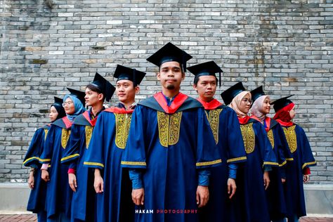 Class Group Photo Poses, Group Convocation Photography, Group Outdoor Photoshoot, Graduation Group Photos, Graduation Group Photo Ideas, Convocation Photography, Pre Convo, Graduation Pose, Group Photo Poses