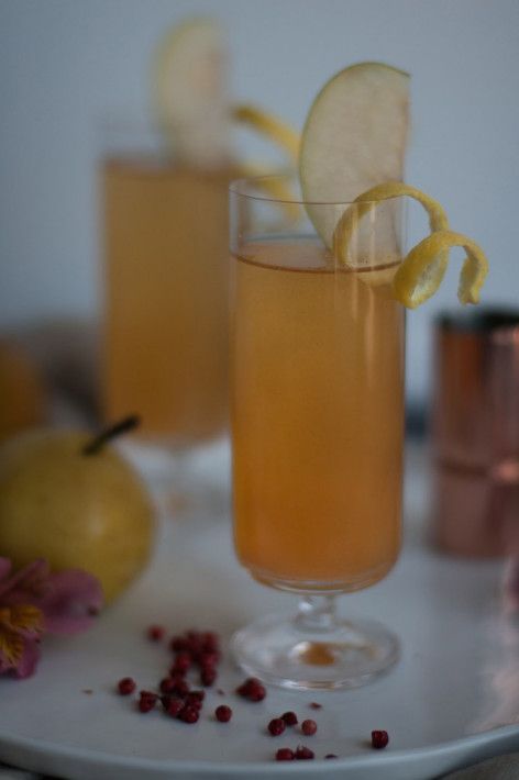 Fall French 75 cocktail recipe, the perfect autumn drink on jojotastic.com French 75 Recipe, French 75 Cocktail Recipes, Caramel Apple Sangria, French 75 Cocktail, Apple Sangria, Autumn Food, Fall Dinner Party, French 75, Spiced Pear