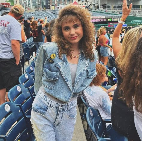 80s It Girl Aesthetic, 80s Female Fashion Retro, 80s Outfits Jeans, 80s Outfits Female, 80s Aesthetic Women, Fall 80s Outfits, 1980s Outfits For Women, Vintage 80s Aesthetic Outfits, Real 80s Fashion