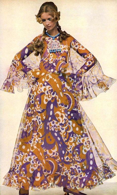 Psychedelic maxi in Vogue, January 1968. Photo by Gianni Penati. 60s 70s long floral mod gown dress color print ad model Patti Hansen, 60s 70s Fashion, 60s And 70s Fashion, Mode Hippie, Fashion 1960s, Lauren Hutton, 70’s Fashion, Sixties Fashion, Vogue Us