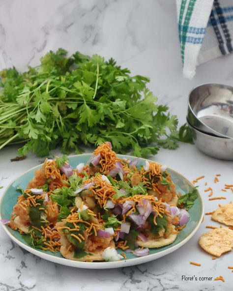 On my Saturday lunch plate is this humble papdi chaat. Mashed potatoes spiced with chaat masala and chili powder on the crispy papdi’s (crisps) topped with spicy green chutney, onions and sev is a delight to savor. We are hard core chaat lovers and we love it absolutely spicy… Also we do not enjoy dahi (curd) so I eliminated the same on our papdi chaat🙈 What’s on your lunch plate today? . . . #homemade #chef #weekendvibes #foodstagram #quickmeals #lunch #canon #indianfoodbloggers #tastingtable Chaat Food, Saturday Lunch, Lunch Plate, Food Photoshoot, Green Chutney, Chaat Masala, Tasting Table, Chili Powder, Quick Meals