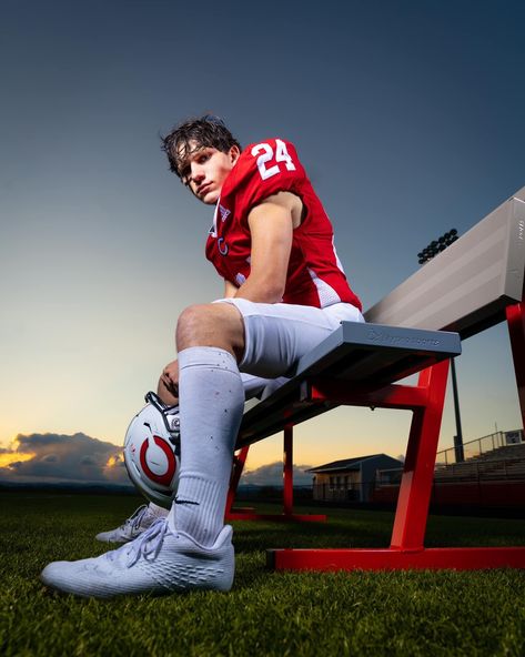 Quarterback Photoshoot, Alleyway Poses, Football Quarterback Senior Pictures, Football Lineman Photo Shoot, Football Fire Pictures, Creative Football Photography, Football Pictures Ideas, Football Sr Pictures, Flag Football Photoshoot Ideas