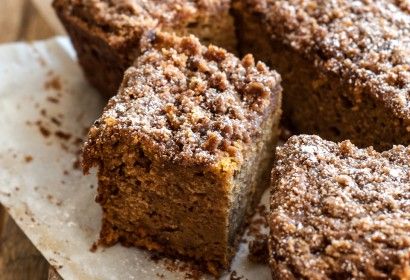 Moist, tender, perfectly spiced butternut squash coffee cake make with cream cheese and sour cream for an incredible richness. Pairs perfectly with your morning coffee.  The ingredient list seems long but there are repeated ingredients for the cake and streusel, and a lot of the ingredients are spices! Banana Crumb Cake, Crumb Cake Recipe, Pumpkin Coffee Cakes, Pan Sin Gluten, Butternut Squash Recipes, Pumpkin Coffee, Coffee Cake Recipes, Crumb Cake, Piece Of Cake