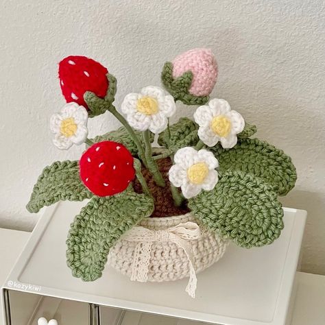 Plant Crochet, Magic Circles, Strawberry Crochet, Strawberry Plant, Crochet Plant, Strawberry Plants, Trial And Error, For My Friend, Simple Embroidery