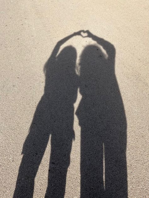 shadow friendship pic, heart Two Friends Shadow Pic, Asthetic Picture Friendship, Vision Board Pics Friendship, Asthetic Besties Pic, Bestie Drawings Aesthetic, Asthetic Pic With Bestie, Friendship Asthetic Pics, Long Distance Friendship Pics, Friendships Vision Board