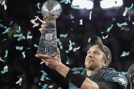 US customs seized 108 fake Super Bowl rings shipped from Hong Kong - Brought to you by Smart-e Superbowl Trophy, Vince Lombardi Trophy, Philadelphia Eagles Players, Vintage Philadelphia Eagles, Nick Foles, Desean Jackson, Nfl Art, Lombardi Trophy, Nfl Eagles