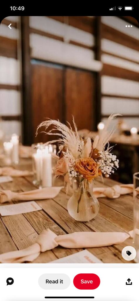 Amber Vase Centerpiece, Centerpieces Round Table, Vase Centerpiece Wedding, Round Table Wedding, Amber Vase, Round Wedding Tables, Fall Centerpieces, Vase Centerpiece, Centerpiece Wedding