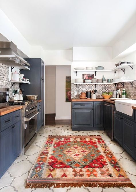 kitchen_kilim_blog Rental Kitchen Makeover, Eclectic Kitchen Design, Spanish Style Kitchen, Spanish Kitchen, Rental Kitchen, Blue Kitchen Cabinets, Bohemian Kitchen, Tuscan Kitchen, Eclectic Kitchen