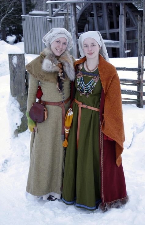 Traditional Norse Womens Apparel in Viking Age. Linen shift, worn under wool hangerock with brooch. Norse Clothing, Medieval Costumes, Viking Garb, Medieval Garb, Viking Reenactment, Viking Dress, Medieval Woman, Viking Costume, Viking Women