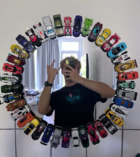 #hotwheels #mirror #roomdecor Plate Frame Car, Hotwheels Decorations Ideas, Car Bedroom Ideas For Men, Hot Wheel Mirror, Hotwheels Room Idea, F1 Inspired Room, Car Room Decor Men, F1 Bedroom Ideas, Car Guy Room