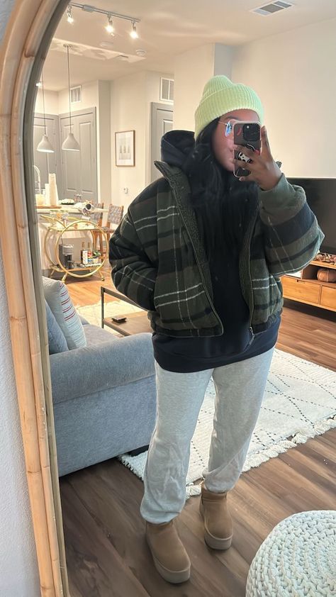 Cute Cold Weather Outfits Black Women, Cute Beanie Outfits Winter Casual, Beanie Outfits Black Women, Comfy Snow Day Outfit, Winter Puffer Outfits, Chill Winter Outfit Black Women, Cropped Puffer Outfit, Winter Black Girls Outfit Ideas, Beanie Outfit Black Women