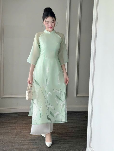 Au Dai, Ao Dai White, Vietnamese Dress Ao Dai, Ao Dai Vietnamese, Vietnamese Style, Vietnamese Ao Dai, Grad Outfits, Asian Style Dress, Vietnam Dress