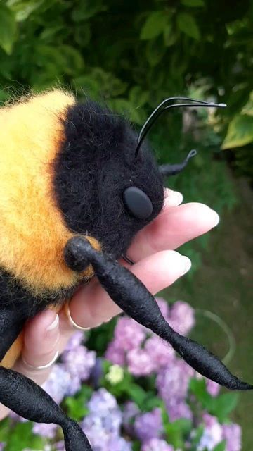 Stella - she/her. Artisan Fibre on Instagram: "Needle felted bumble bee sculpture, made from merino wool, wire and polymer clay eyes. #bee #bumblebee #fuzzybee #feltedbee #feltedbumblebee #artisanfibre #fibreart #beeart #fauxtaxidermy #feltedinsect #firebug #feltedbug #bug #giantbug #grantee #giantinsect #giantbumblebee #felt art #felted #for_felt_sake" Needle Felted Bees, Felt Bumble Bee, Bumble Bee Wings, Queen Bumble Bee, Bee Sculpture, Bee Felt, Clay Eyes, Game Corner, Felted Bumble Bee