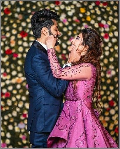 Reception Photography Indian, Sadi Pose Indian Fashion Couple, Wedding Posses Ideas, Couple Poss Wedding, Reception Couple Poses Indian Bride Groom, Couple Poses For Reception, Prewedding Poses Indian, Reception Poses Indian Couple, Marriage Poses Wedding Photos Indian