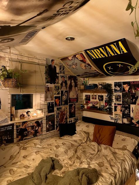 Grunge Core Bedroom, Tiktok 2020 Room Aesthetic, Room Ideas 90s Aesthetic, Cool Room Astetics, Room With A Lot Of Posters, Grunge Bed Ideas, Streetwear Aesthetic Room, Room Ideas With Posters, Street Aesthetic Room