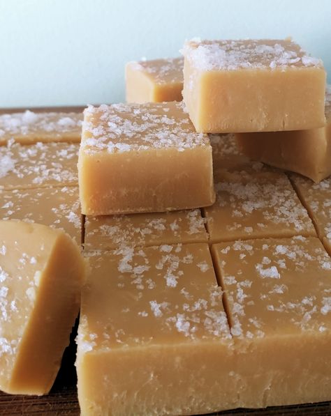 Easy No Bake Sea Salt Caramel Fudge Recipe Sea Salt Caramel Fudge, Caramel Fudge Recipe, Penuche Fudge, Brown Sugar Fudge, No Bake Fudge, Homemade Fudge Recipes, Fudge Ingredients, Salted Caramel Fudge, Vanilla Fudge