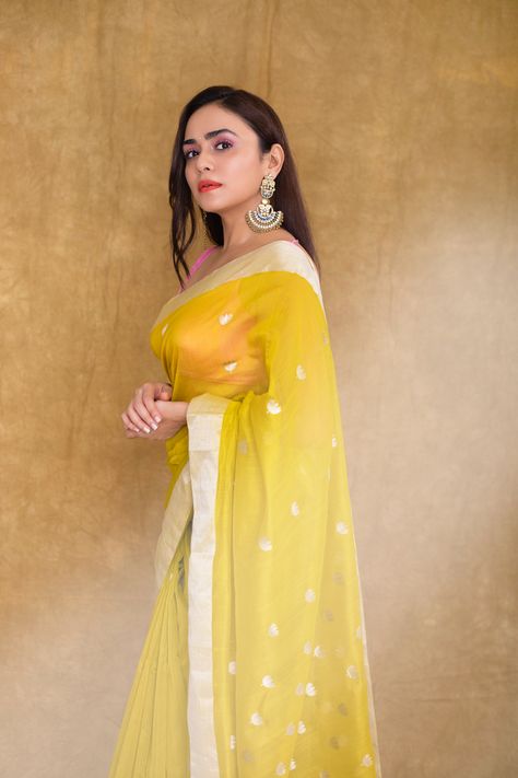 Amruta Khanvilkar, Lime Yellow, Yellow Saree, Pink Saree, Indian Beauty Saree, Yellow Dress, Classic Looks, Silk Sarees, Desi