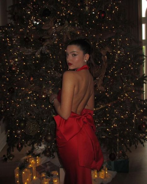 @chloepearll on instagram Chloe Pearl, Christmas Instagram Pictures, Christmas Poses, Christmas Tree Inspo, Old Hollywood Fashion, Christmas Shoot, Christmas Dinner Party, Classy Christmas, Holiday Glam