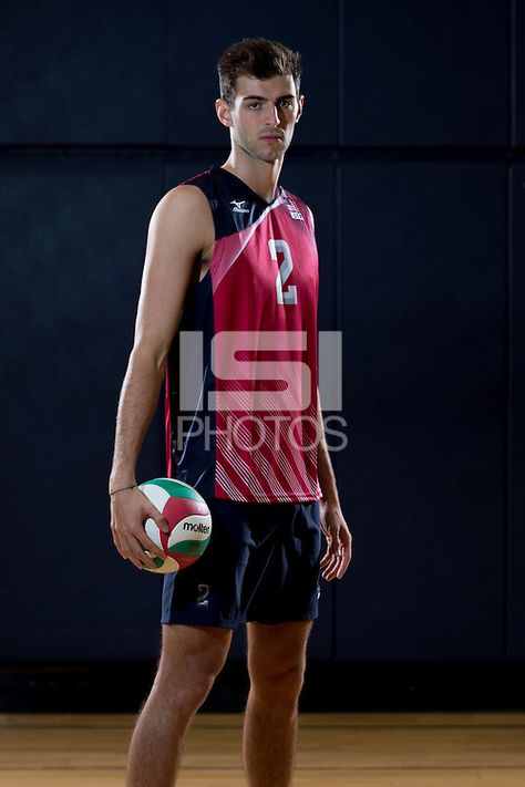 Male Volleyball Poses, Aaron Russell Volleyball, Usa Volleyball Team Men, Volleyball Studio Photography, Dynamic Sports Photography, Volleyball Action Shots Photography, Volleyball Portraits, Athletic Poses, Baseball Portraits