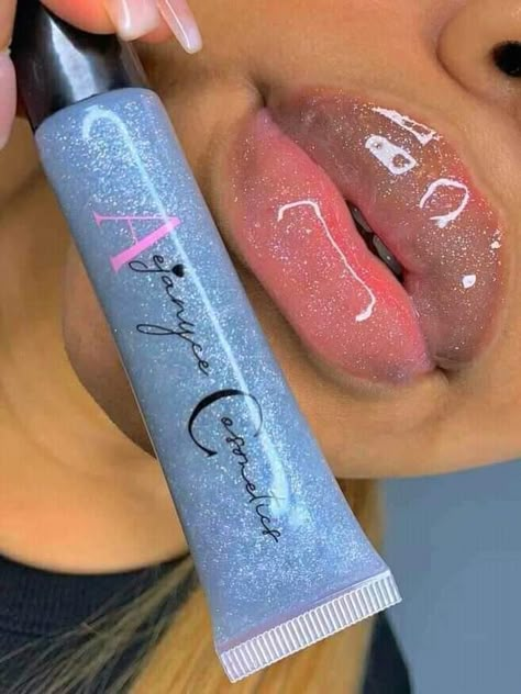 Lipgloss Photoshoot, Pink Plump Lips, Roll On Lip Gloss, Lip Gloss Business Ideas, Lips Combo, Lip Gloss Ideas, Maquillage Yeux Cut Crease, Gloss Lips, Glossy Lips Makeup