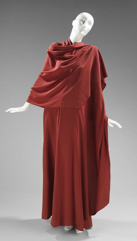 Madame Gres fall-winter 1974-1975  The greek himation, casually draped around and over the shoulders and arm. Draping Cloth Reference, Madame Gres 1930s, Drapped Fashion Dresses, Robes Reference, Fabric Folds Reference, Jersey Draping, Dress Folds, Fabric Reference, Fabric Folds