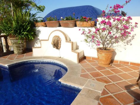 Spanish Outdoor Patio, Courtyard Pools, Hacienda Courtyard, Hacienda Style Homes Mexican, Mexican Beach House, Beach House Flooring, Spanish Courtyard, Mexican House, Mexican Garden