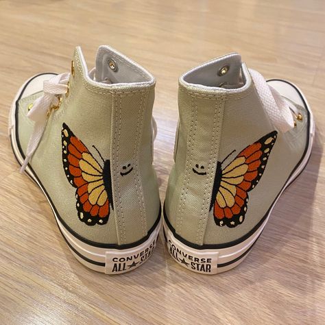 Butterfly Converse, Sage Green Converse, Tenis Aesthetic, Diy Converse, Cute Converse Shoes, Converse Design, Hand Painted Butterfly, Painted Converse, Painted Shoes Diy