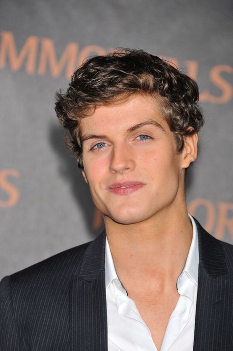 Hairstyles Taper Fade, Curly Hair Men Short, Short Curly Hair Men, Medium Long Curly Hair, Fancy Curly Hairstyles, Male Model Names, Daniel Sharman Teen Wolf, Teen Wolf Actors, Medium Curly Hairstyles