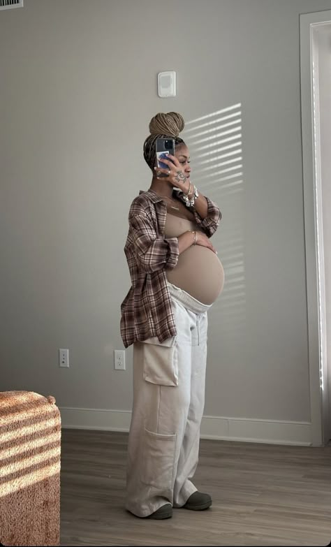 Pregnant Women Fashion, Anime Pregnant, Fall Maternity Outfits, Baby Mommy, Pregnancy Belly Photos, Cute Pregnancy Pictures, Mommy And Baby Pictures, Belly Photos, Trendy Maternity Outfits