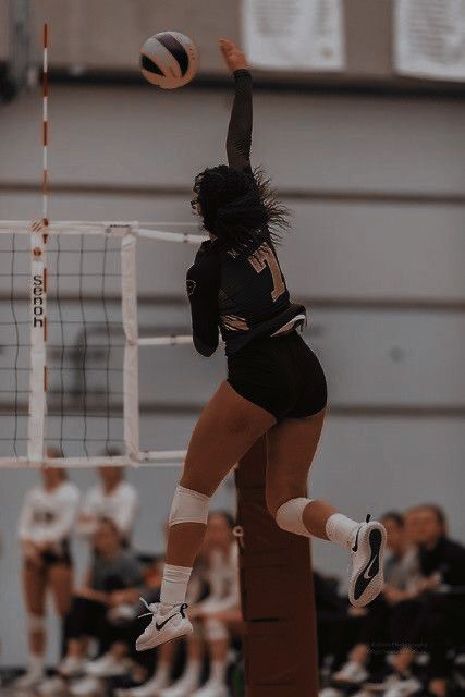 Volleyball Vision Board Pictures, Black Volleyball Girl, Volly Bal Girl Aesthetic, Volleyball Black Women, Black Volleyball Players, Volleyball Player Aesthetic, Volleyball Vision Board, Volleyball Photography, Volleyball Photos