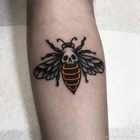 Traditional Tattoo Knee, Tattoo Bee, Small Skull Tattoo, Skull Tattoo Flowers, Traditional Tattoo Inspiration, Bug Tattoo, Traditional Tattoo Sleeve, Moth Tattoo, Tatuaje A Color