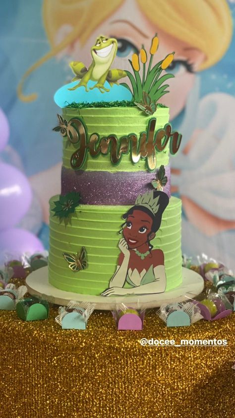 Bolo temático da princesa e o sapo (Tiana) Princess Tiana Cake Ideas, Tiana Wedding, Tiana Disney, 17 Birthday Cake, Princesa Tiana, Princess Tiana, Disney Cakes, Princess And The Frog, 17th Birthday