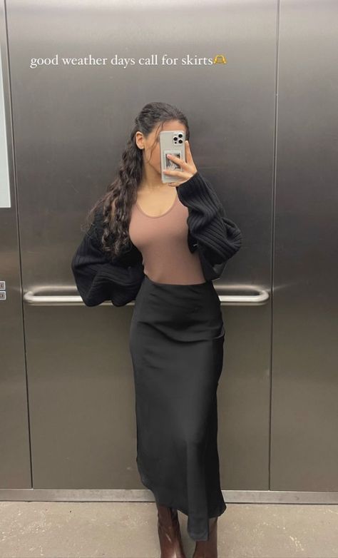 Dina Denoire, Dark Feminine Aesthetic, Weather Day, Feminine Aesthetic, Brown Girl, Cute Selfie Ideas, Looks Vintage, Fashion Inspo, Twist