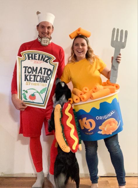 Ketchup Costume Diy, Kraft Dinner Costume, Ketchup Costume, Puppy Halloween Costumes, Costume Couples, Kraft Dinner, Costume Family, Hotdog Costume, Cardboard Costume