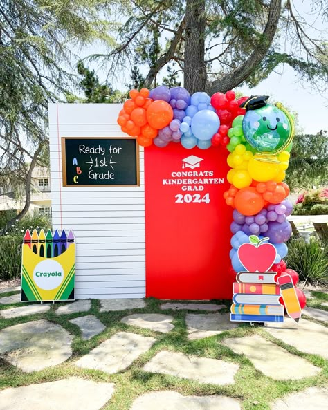 Congratulations to these 2024 Kindergarten Grads 🎉 This day will definitely be a core memory for them 🥺 My client hosted the dreamiest graduation party for these littles. If you are looking for a custom backdrop for your graduation party you are at the right place. Whether you want simple or grand your wish is our command 🪄 To get a quote, you can reach us in the following ways: - info@luxanballoons.com - www.luxanballoons.com - text @ 619-759-8185 Kindergarten Graduation Backdrop, Kids Graduation Party Ideas, Kindergarten Reception, Kindergarten Graduation Ideas, Kindergarten Graduation Decorations, Kindergarden Graduation, Link Balloons, Kindergarten Graduation Party, Kindergarten Photos