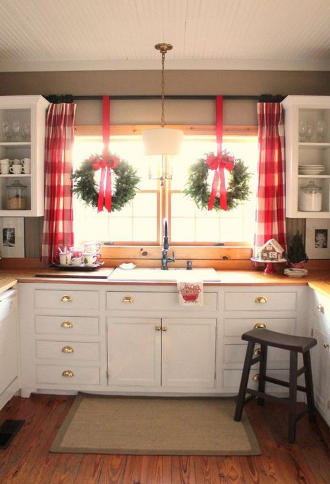 Christmas Kitchens, Christmas Boards, Christmas Window Decoration, Check Curtains, Plaid Curtains, Christmas Windows, Kitchen Diy Makeover, Christmas Window Decorations, Casa Country