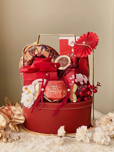 Chinese New Year Hampers Ideas, Christmas Hampers Packaging Ideas, Chinese Hampers, Hampers Design, Cny Packaging, Chinese New Year Hampers, Client Gift Baskets, Seserahan Hantaran, Hamper Gift Basket