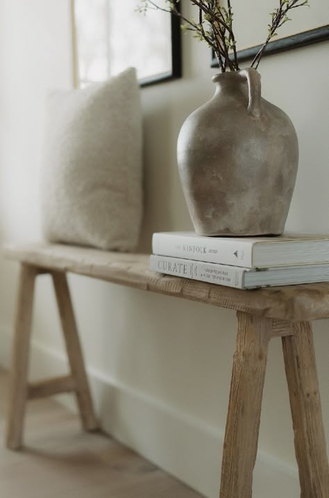 Wooden Bench Styling, Bench In Living Room Decorating Ideas, Rustic Bench Ideas, Decorate Bench, Kitchen Bench Decor, Bench Decorating Ideas, Noodle Bench, Entryway Bench Decor, Bench Hallway