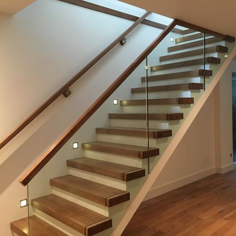 Glass Staircase Railing, Glass Railing Stairs, درج السلم, Open Trap, Glass Railings, Staircase Design Modern, Balkon Decor, Staircase Railing Design, Stairs Design Interior