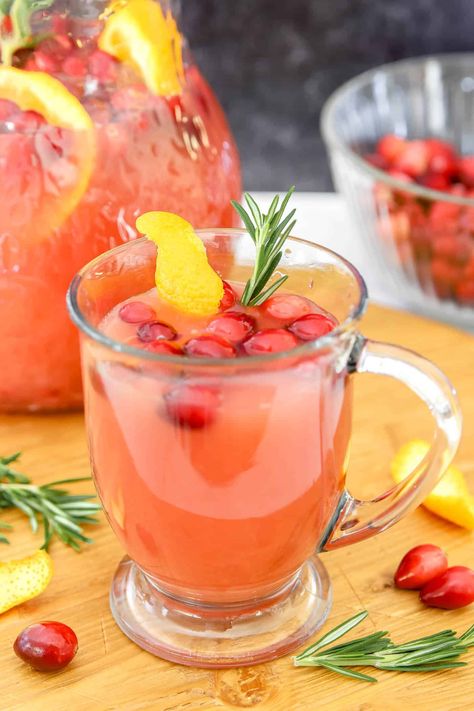 Christmas Punch Non Alcoholic, Cranberry Punch Recipes Non Alcoholic, Punch With Sprite, Non Alcoholic Punch Recipes, Easy Christmas Punch, Punch Non Alcoholic, Fruit Punch Recipe, Holiday Mocktail, Cranberry Punch