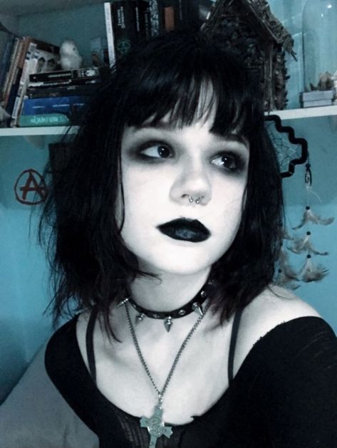 Simple Goth Look Makeup, Simple Goth Eyeliner, Goth Makeup Simple, Simple Goth Makeup, Bat Makeup, Goth Makeup Looks, Trad Goth Makeup, Goth Eye Makeup, Makeup Creative