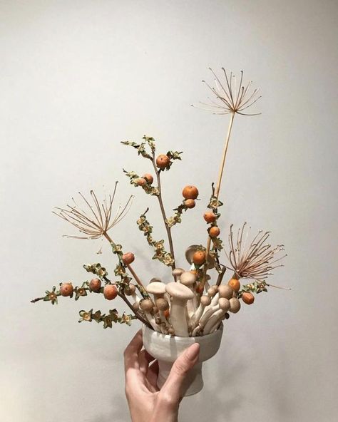 Floral Wedding Inspiration, Corporate Flowers, Unique Flower Arrangements, Fall Flower Arrangements, Ikebana Arrangements, Flower Artists, Instagram Autumn, Flowers Bouquet Gift, Fresh Flowers Arrangements