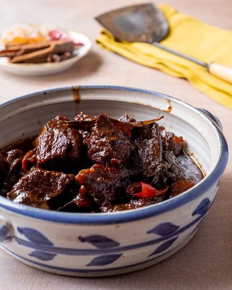 This red braised beef (hóngshāo niúròu - 红烧牛肉) is a savory, delicious dish that’s also very simple to make! As the weather cools, make a big pot of this Chinese beef stew to serve over rice, with a veggie of your choice! Source: thewoksoflife.com Chinese Beef Stew, Braised Beef Recipes, Boneless Beef Short Ribs, Asian Beef, Beef Stew Recipe, Braised Beef, Woks, Beef And Noodles, Beef Recipes Easy