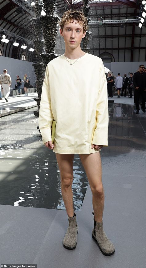 WhatsNew2Day - Latest News And Breaking Headlines Forget something? Troye Sivan goes pantsless at the Loewe Spring/Summer runway show during Paris Fashion Week By Jimmy Briggs for Daily Mail Australia published: 10:38 PM EDT, June 24, 2023 | Updated: 03:28 EDT, Jun 25, 2023 Troye Sivan made sure all eyes were on him when he attended the Loewe Menswear Spring/Summer 2024 show […] Troye Sivan demonstrates his unique style by going pantless at the Loewe catwalk show in Paris Pantless Style, Loewe Menswear, Troy Sivan, Brown Work Boots, Spring Summer Runway, Queen Silvia Of Sweden, Summer Runway, High Spirits, Tennis Team