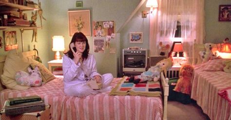 'Teenage Bedrooms on Screen' collects hundreds of images of bedrooms from movies and TV. Bedrooms From Movies, Movie Bedroom, 80s Bedroom Ideas, 90s Room, 90s Bedroom, 80s Bedroom Aesthetic, 80s Room, Chambre Inspo, 80s Bedroom