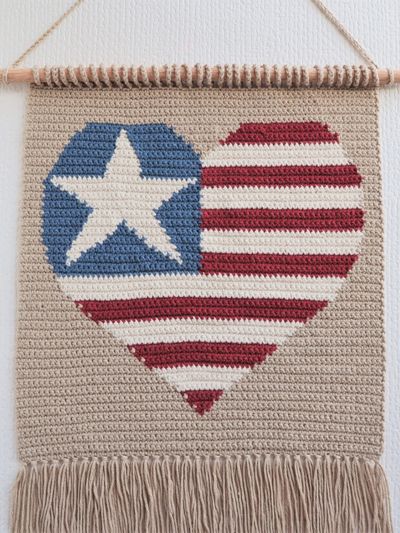 Americana Flag Crochet Pattern Crochet Banner Pattern, Crochet Wall Art Pattern Free, American Flag Crochet Blanket Pattern, Crochet Wall Hanging Pattern Free, Fourth Of July Crochet, Americana Crochet, Crotching Ideas, Crochet Tapestry Wall Hanging, Holiday Amigurumi