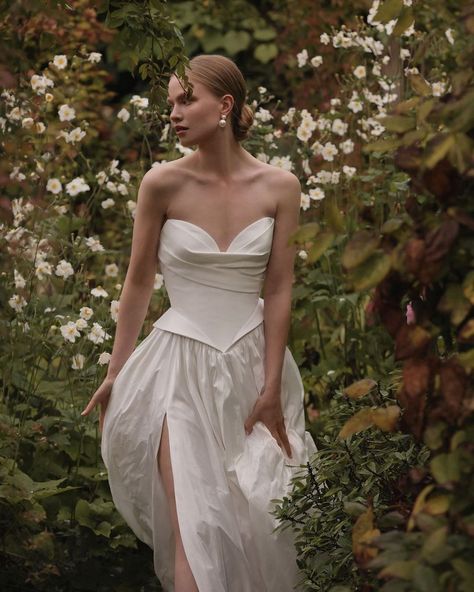 Lihi Hod Bridal (@lihihod) • Foto e video di Instagram David Stark, Lihi Hod, Couture Wedding Gowns, Black Garden, Dress Shopping, Modern Romance, Dress A Line, Long Train, Couture Wedding