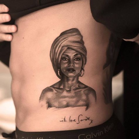 Portrait of the legendary singer/songwriter Sade on Drake's left side of the hip. Tattoo Artist: Niki Norberg Drake Tattoo Ideas, Sade Singer, Drake Tattoos, Hop Tattoo, Hip Hop Tattoo, Sade Adu, Girl Back Tattoos, Fan Tattoo, Tattoo Videos